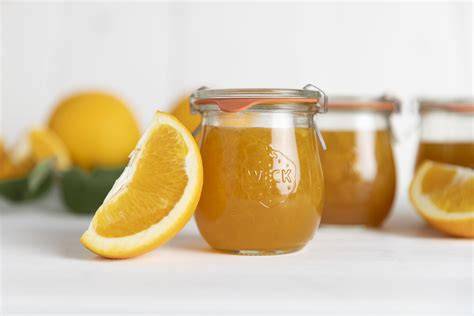 Orangenmarmelade in Gläsern mit Orangenschale