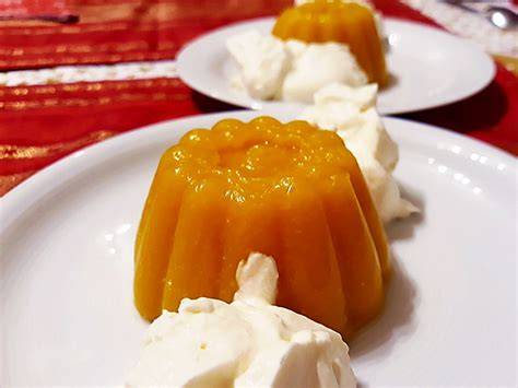 Orangenpudding mit Mascarpone-Sahne-Creme in Dessertschalen