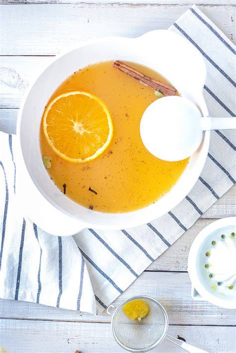 Orangenpunsch im Topf mit Gewürzen