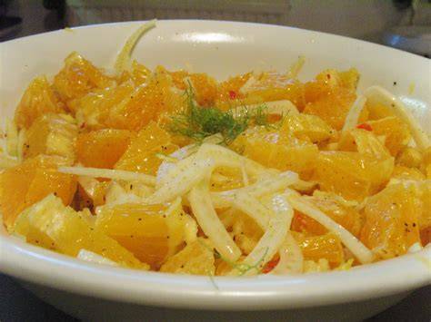 Orangensalat mit Grand Marnier: dünn geschnittene Orangen, Likör und Zucker in einer Schale