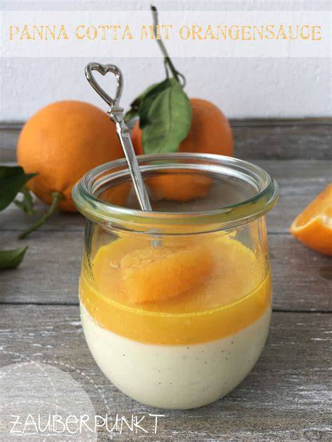 Orangensauce in Kelle über Panna Cotta