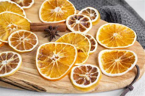 Orangenscheiben im Zuckersirup und fertig kandiert als Snack und Kuchendeko