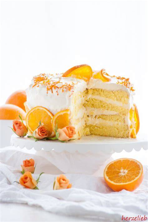 Orangentorte fertig dekoriert mit Orangenzesten und Mandeln