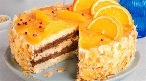 Orangentorte mit Amarettinideko und Fruchtfüllung