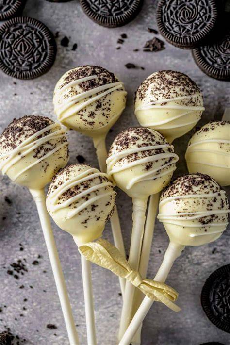 Oreo Cake-Pops auf Holzspießen mit weißer Kuvertüre