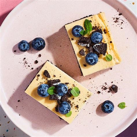 Oreo Cheesecake aufgeschnitten mit Keksboden und Creme