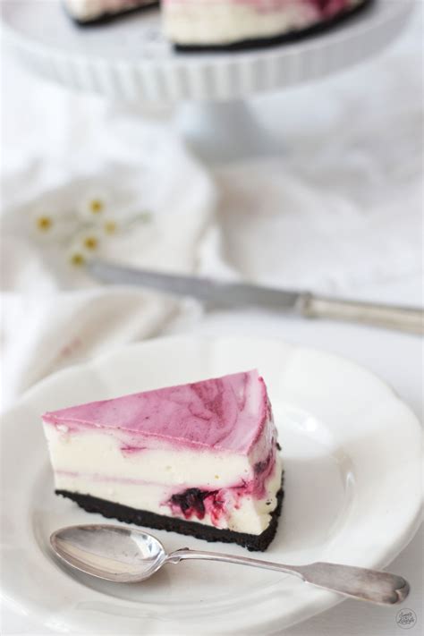 Oreo Cheesecake mit weißer Schokolade und Himbeeren auf einem Teller