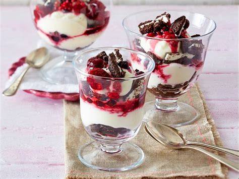 Oreo Dessert mit Mascarpone - dekorative Garnitur mit Beeren