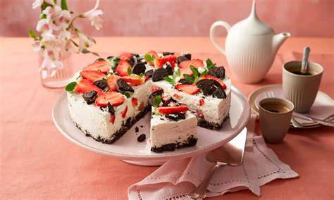 Oreo Erdbeertorte mit Keksboden und Erdbeeren
