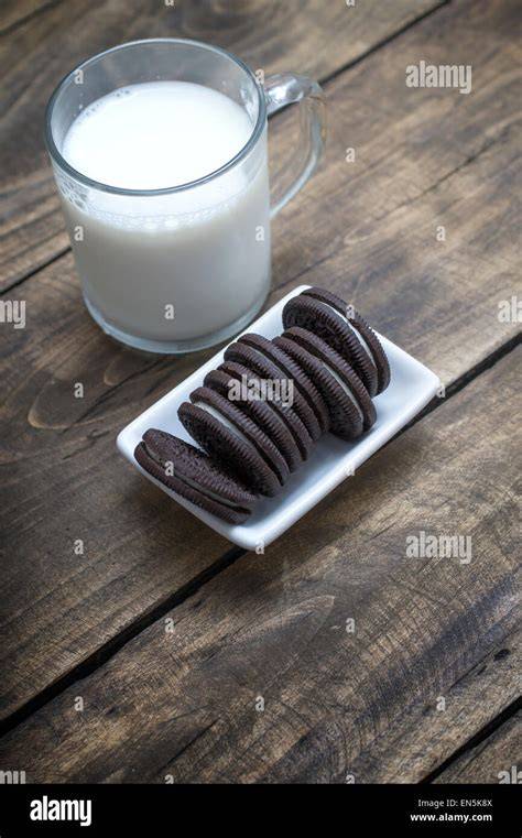 Oreo Kekse in Milch getunkt, Twist-Lick-Dunk-Ritual