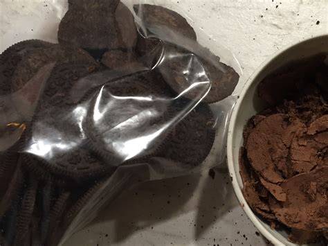 Oreo Kekse zerbröseln im Gefrierbeutel