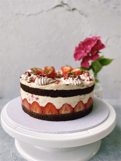Oreo Torte mit Erdbeeren, sommerlich serviert, Detailansicht mit Schichten