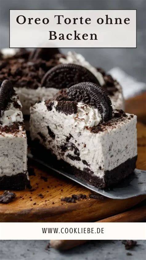 Oreo Torte mit Quark auf einer Tortenplatte, angeschnitten