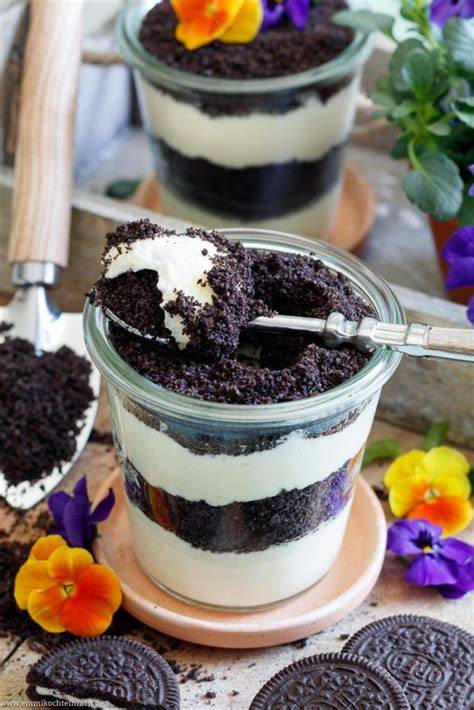 Oreo Vanillecreme Dessert im Glas mit essbaren Blüten