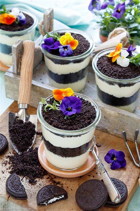 Oreo Vanillecreme Dessert mit essbaren Blüten