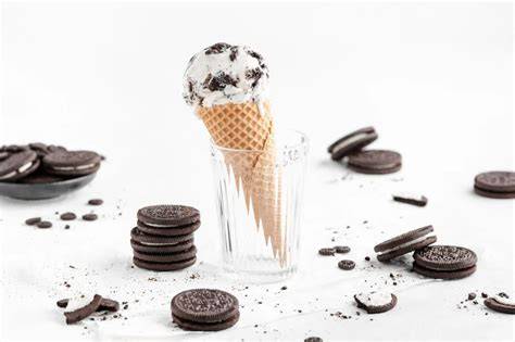 Oreo-Dekoration: Cremetupfen, ganze und halbierte Kekse, Schokodrip