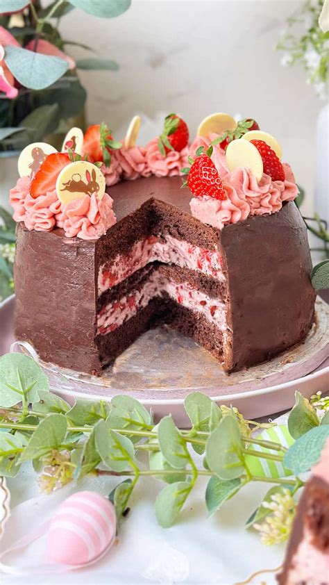 Oreo-Erdbeer-Torte angeschnitten mit Schichten und Deko