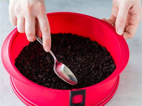 Oreo-Keksboden zubereiten und in die Form drücken