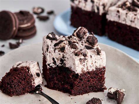 Oreo-Kuchen vom Blech mit Pudding, Schokoladenguss und Kekskruste
