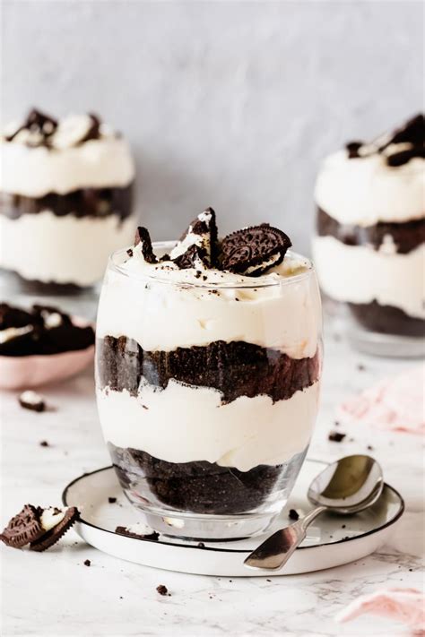 Oreo-Paradiescreme Schichtdessert in hohen Gläsern