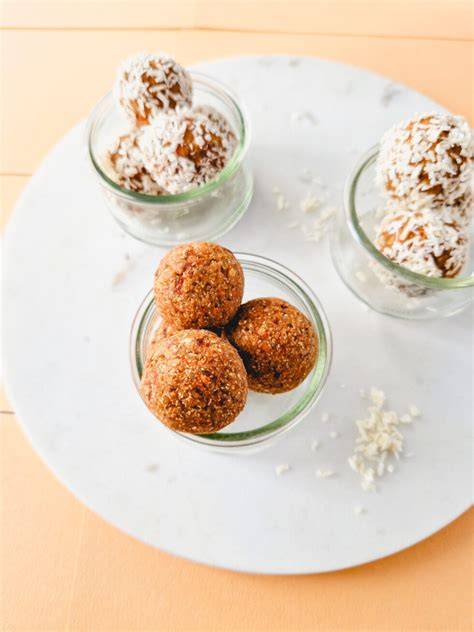 Oreo-Pralinen, Müslikugeln und Carrot Cake Balls auf einer Platte