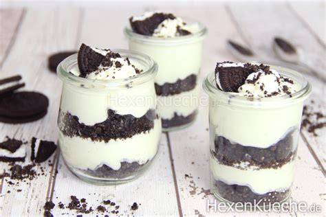 Oreo-Schichtdessert im Glas mit weißer Schokolade