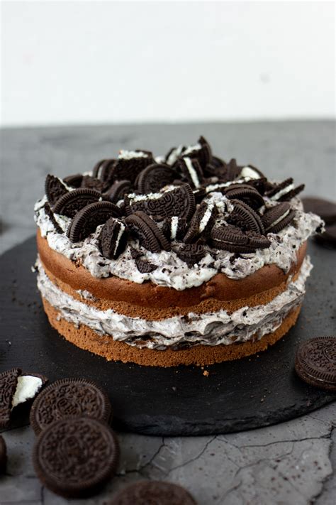 Oreo-Torte mit Schichten und Oreos dekoriert auf Tortenplatte