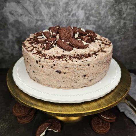Oreo-Torte mit klassischer Brösel-Dekoration und Mini-Oreos