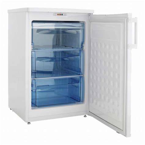 Organisierter Tiefkühlschrank mit beschrifteten Boxen und Kalender