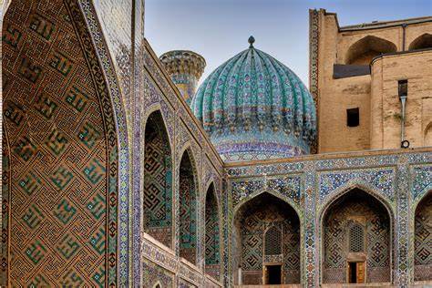 Orientalische Architektur im Vergleich: Moschee vs. Palast