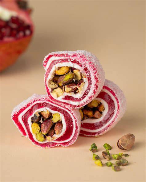 Orientalische Joghurt-Variation mit Granatapfel und Pistazien