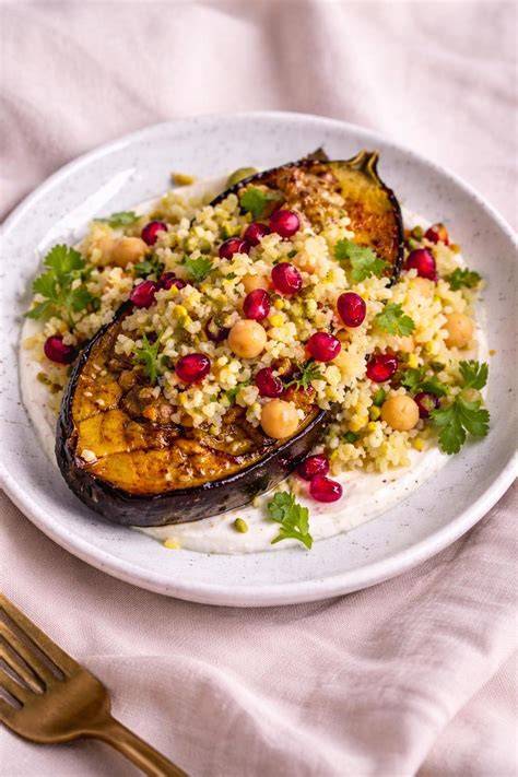 Orientalischer Dattel-Bulgur-Salat angerichtet auf einem Teller