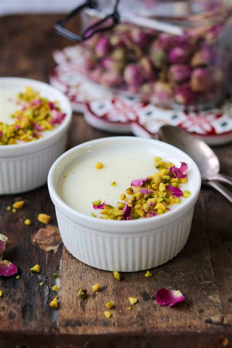 Orientalisches Pudding-Dessert mit Rosenwasser und Pistazien