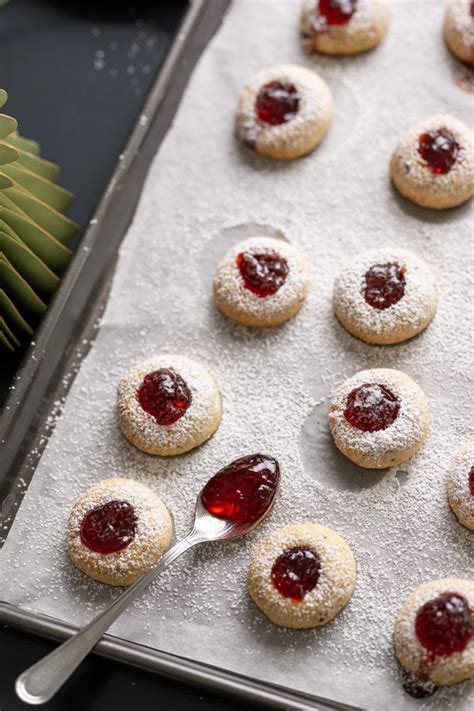 Original Stoll-Linzertorte auf Holzbrett mit Nüssen und Marmelade