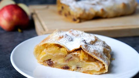 Original Wiener Apfelstrudel aufgeschnitten mit Apfelfüllung und Puderzucker