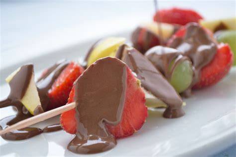 Originelle Verzierungsmöglichkeiten für Schoko-Obstspieße