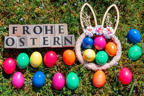 Oster-Frühstückstafel mit Blechkuchen, Marzipanrüebli und bunten Eiern