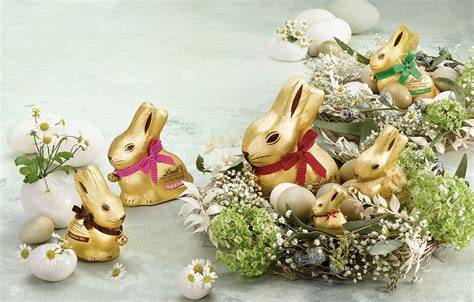Oster-Gugelhupf mit Puderzucker-Glasur und Lindt Goldhasen als Deko