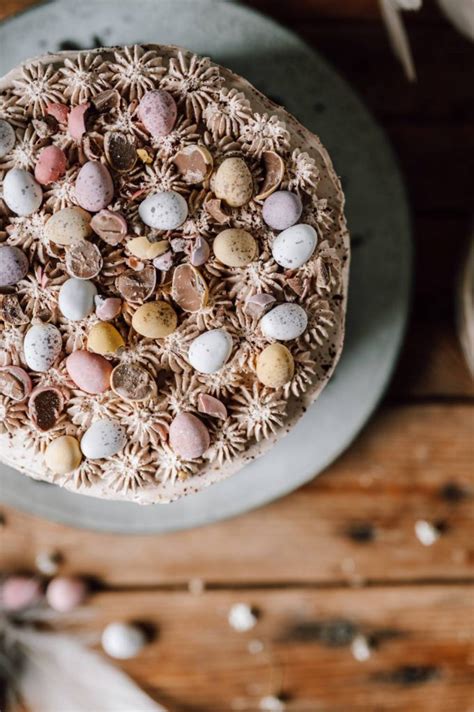 Oster-Piñata-Schokotorte mit Speckle-Effekt