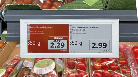 Osterangebote und Preisschilder bei Lidl mit Schoko-Osterhasen