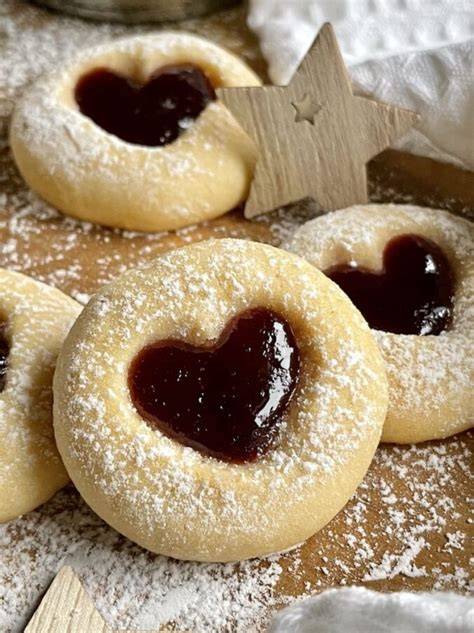 Osteraugen Marzipan Plätzchen auf Teller