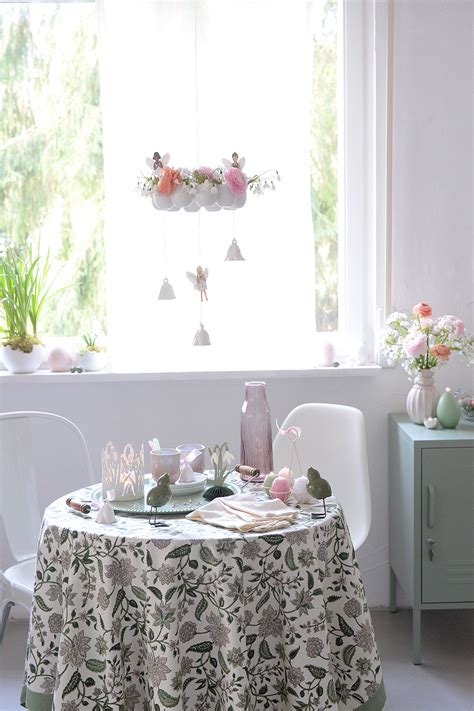 Osterbrunch-Tafel mit Hefelämmern, Pudding-Schnecken und Frühlingsdeko