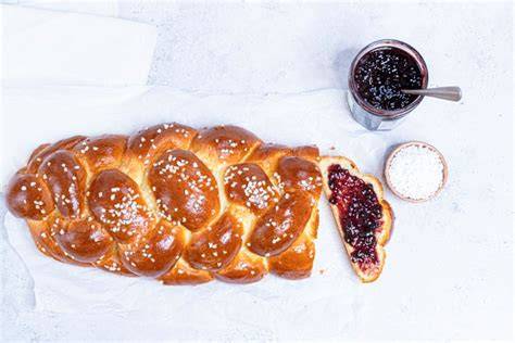 Osterbrunch-Tafel mit Hefezopf, Butter, Marmelade, Kaffee