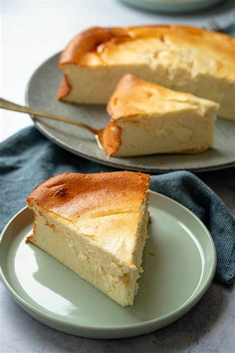 Osterdeko und cremiger Käsekuchen mit Creme Fraiche auf einer festlich gedeckten Tafel