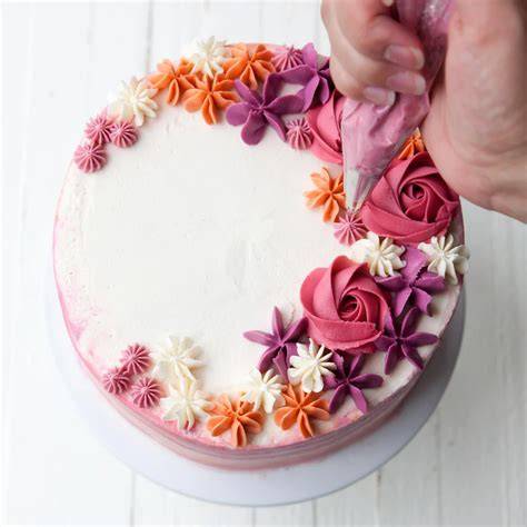 Osterdekor: Sahnerand, Eierlikör-Tröpfchen, Marzipanblüten auf der Torte