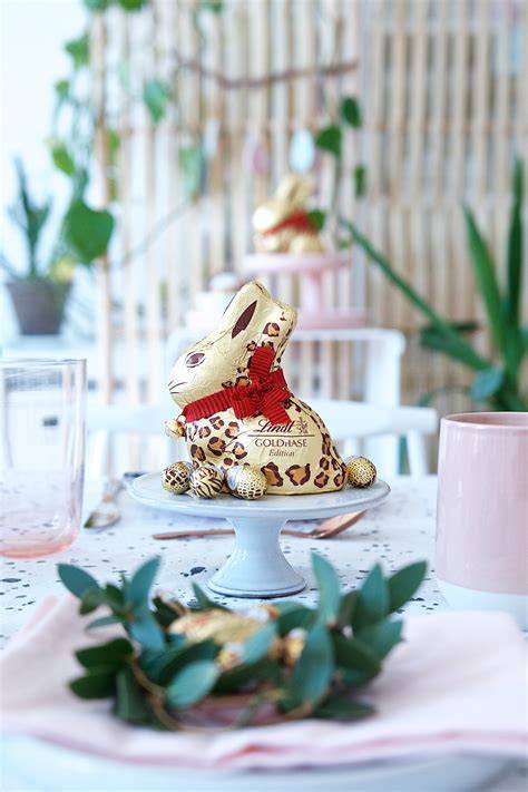Osterdekoration mit Lindt Goldhase auf dem Tisch