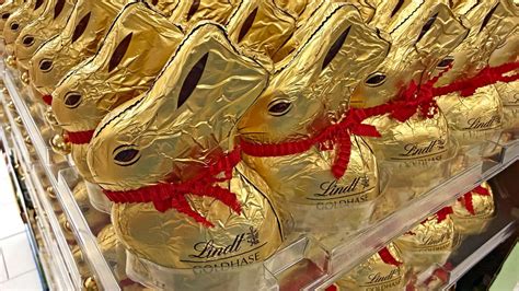 Osterdekoration mit Lindt Goldhasen im Supermarkt