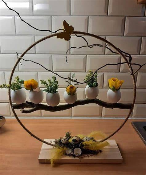 Osterdekoration mit Schoko-Ostereiern und Marzipanhasen