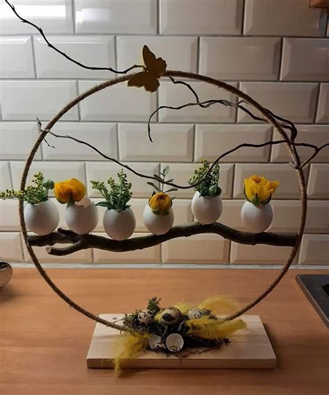 Osterdekoration mit Schokoeiern und Marzipan