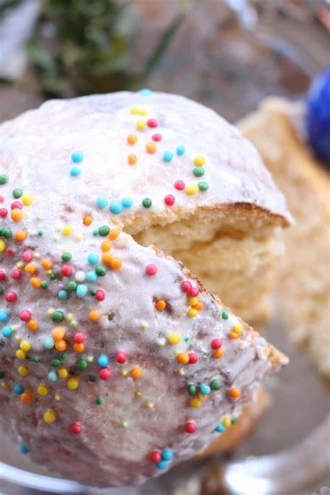 Ostereikuchen aufgeschnitten mit Überraschungsfüllung